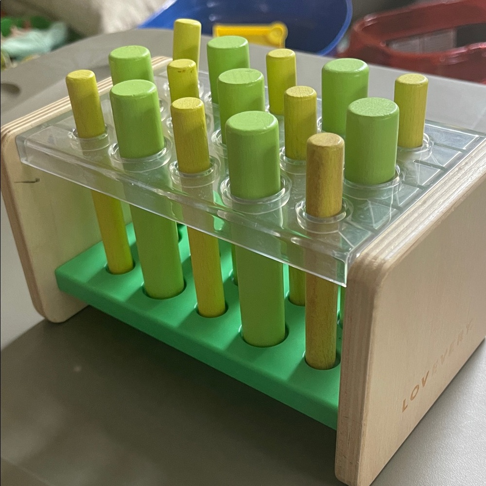 Lovevery Wooden Peg Matching Toy in Green and Yellow
